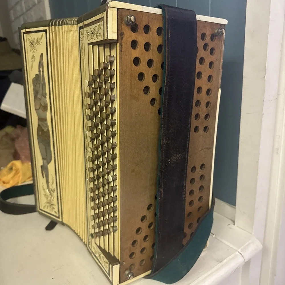 Vtg BUTTON ACCORDION With Inlaid Mother Of Pearl Antique Dancing‎ Girl Flowers